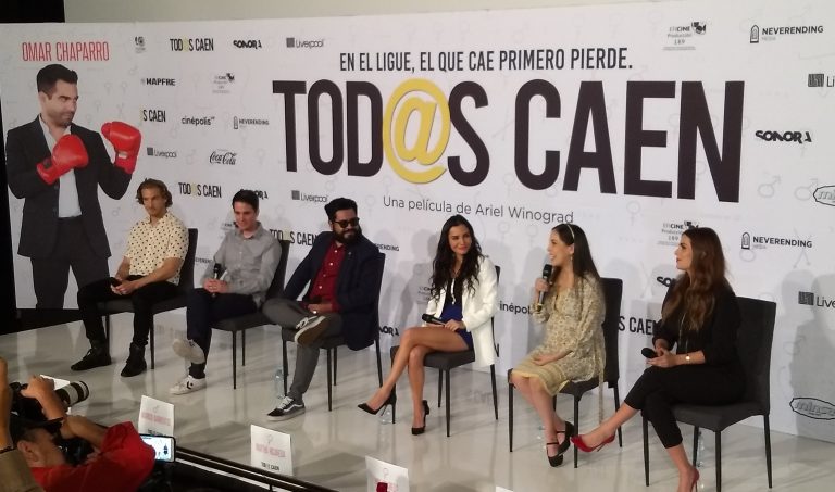conferencia de prensa todos caen