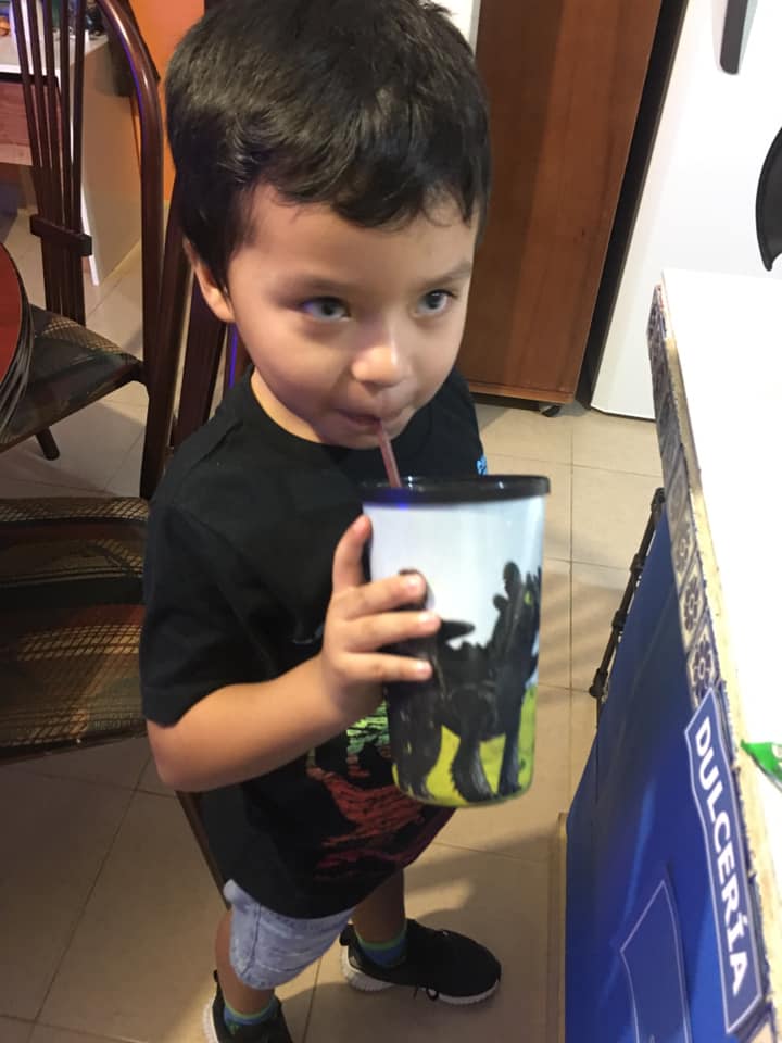 Papás recrean cine en casa para su hijo 1.jpg