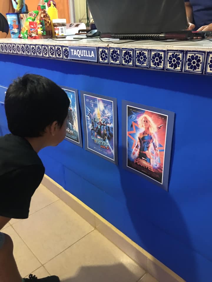 Papás recrean cine en casa para su hijo 2.jpg