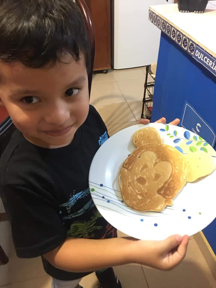 Papás recrean cine en casa para su hijo 3.jpg