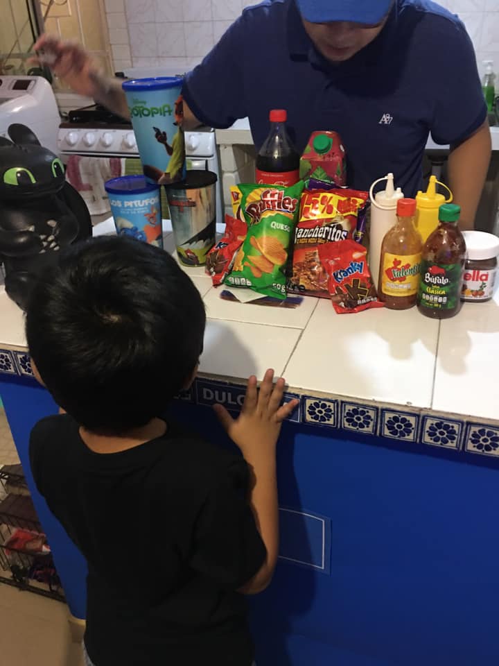Papás recrean cine en casa para su hijo 4.jpg