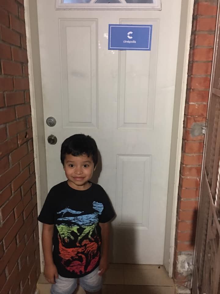 Papás recrean cine en casa para su hijo 5.jpg