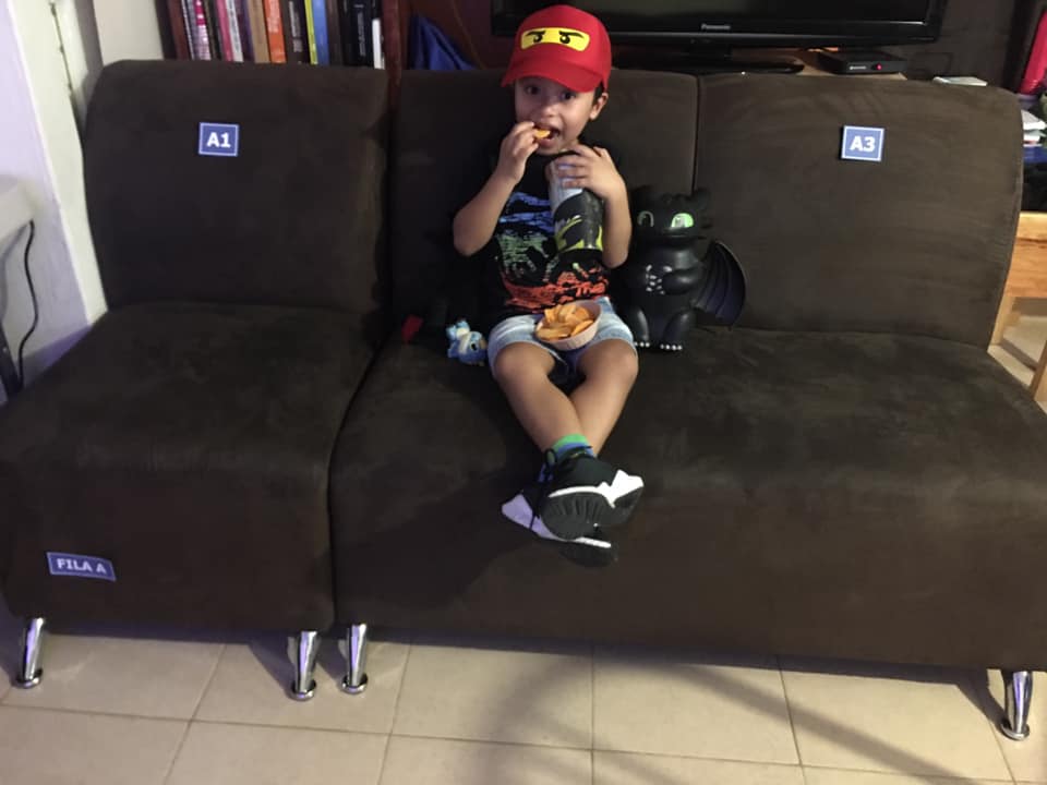 Papás recrean cine en casa para su hijo 7.jpg