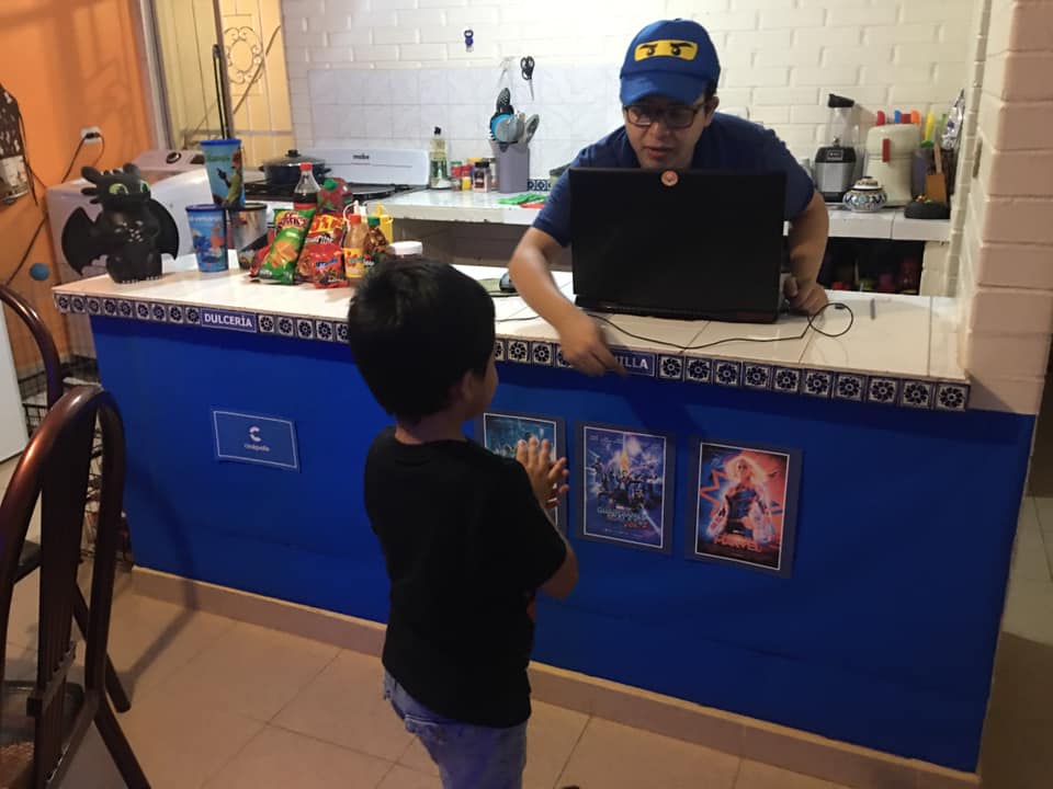 Papás recrean cine en casa para su hijo 8.jpg