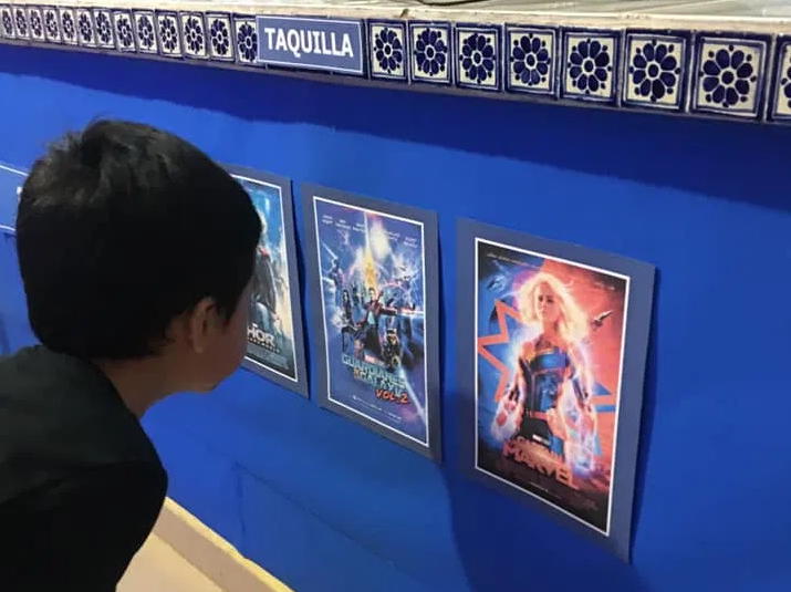 Papás recrean cine en casa para su hijo