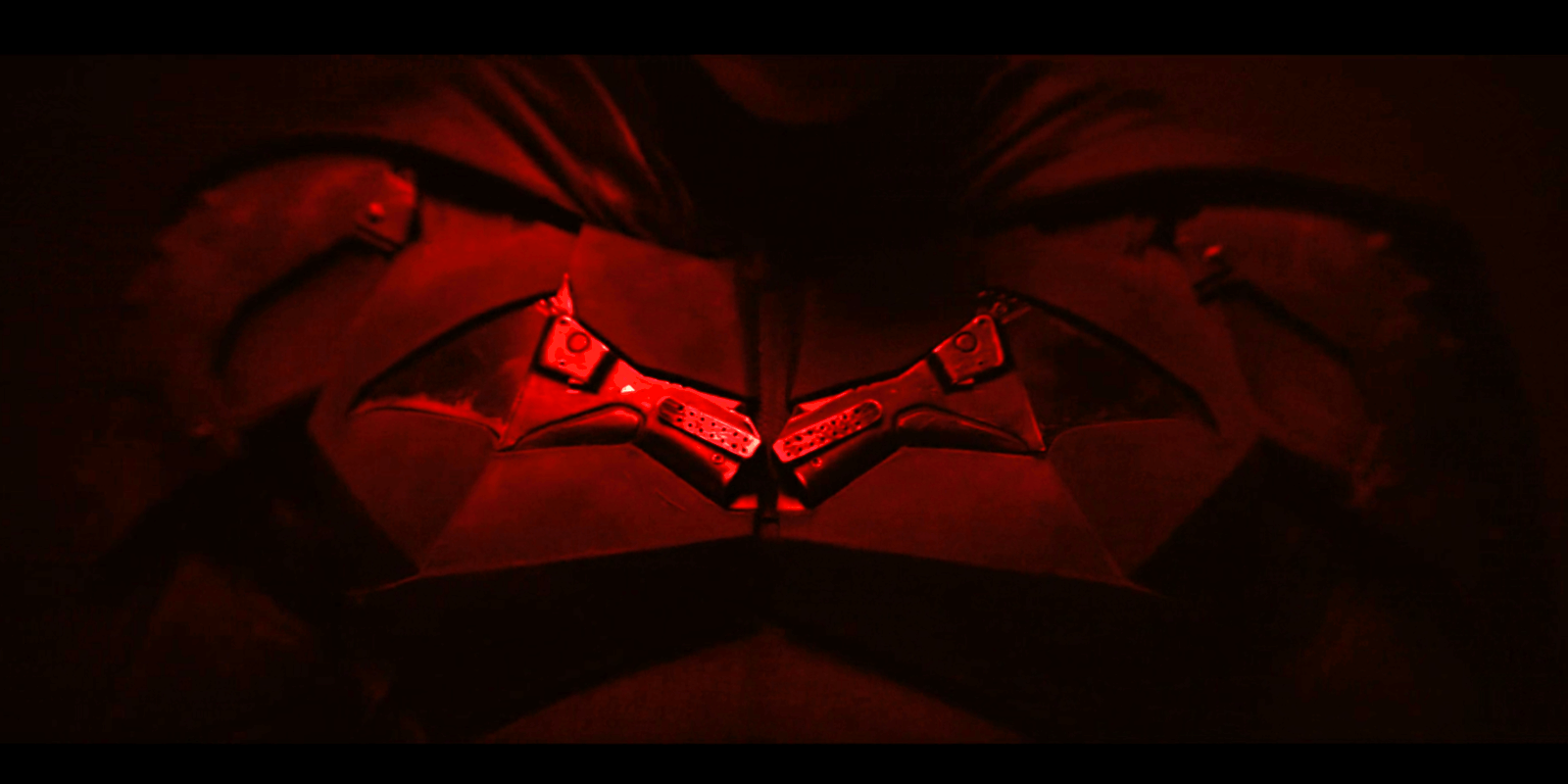 The-Batman-Set-Photos-Reveal-Batsuit-Batcycle-CBR