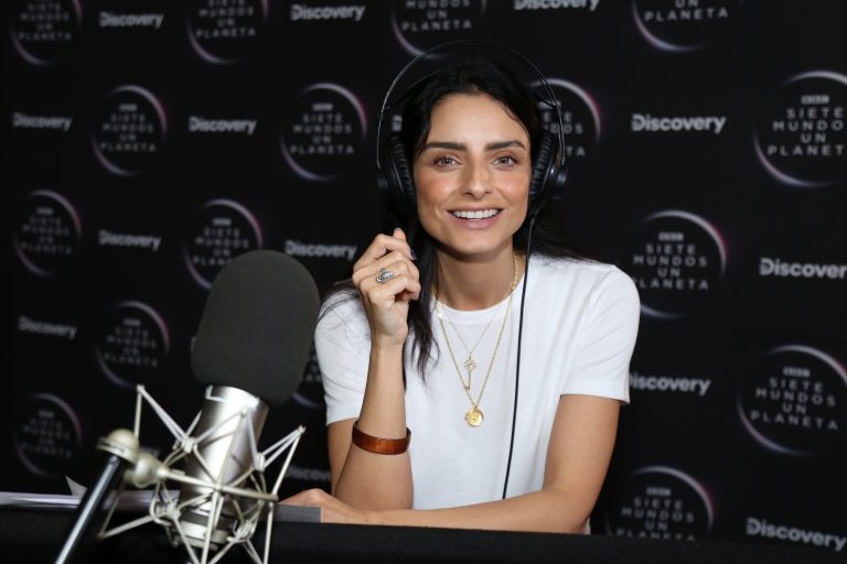 fotografía de aislinn derbez narrando serie siete mundos, un mundo