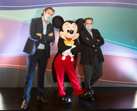 Carlos Marín y Luis Lomelí con Mickey Mouse_1