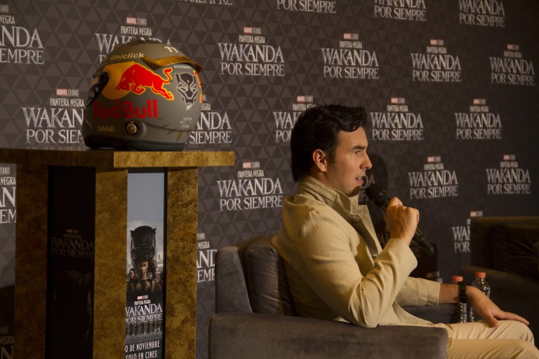 checo perez casco pantera negra wakanda por siempre