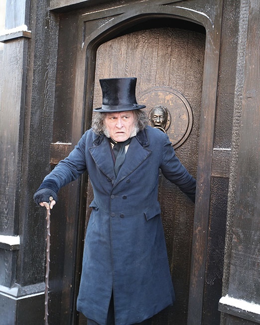 Johnny Depp como Scrooge en la puerta de su casa.