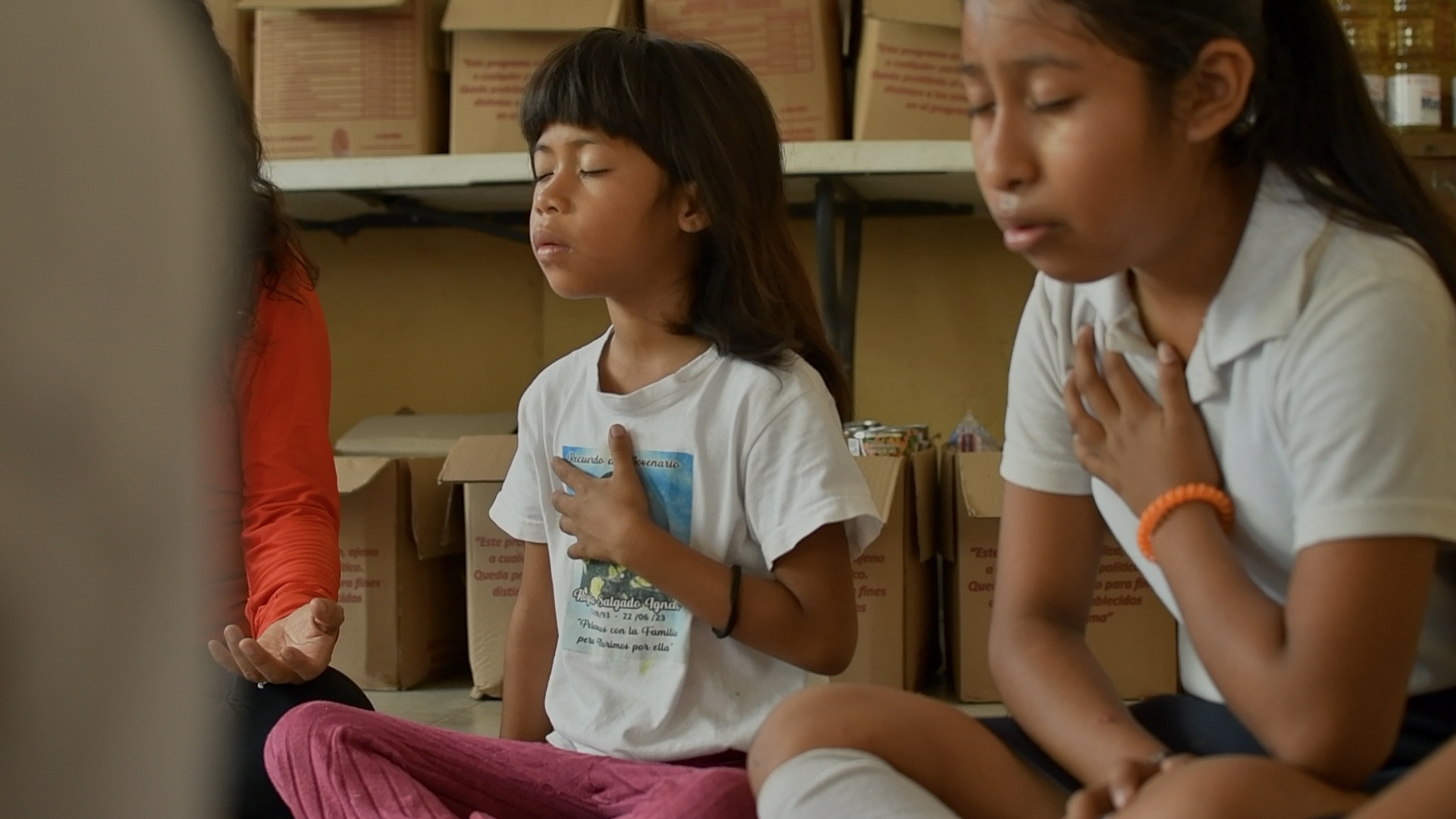 Niñas durante una actividad cultural y emocional